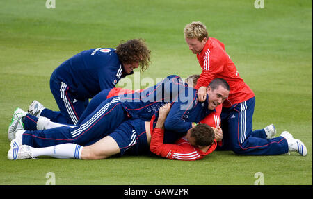 Die Engländer Ryan Sidebottom, Kevin Pietersen und Paul Collingwood bekämpfen den Trainer Richard Hasall während der Nets-Session auf dem County Ground, Edgbaston.