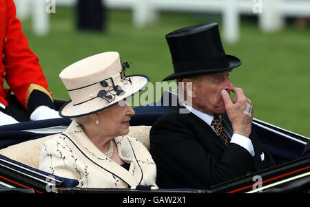 Pferderennen - The Royal Ascot Meeting 2008 - Tag 1 - Ascot Racecourse. Ihre Majestät Königin Elizabeth II. Und Herzog von Edinburgh kommen für den ersten Tag auf der Ascot Racecourse, in der Grafschaft von Bekshire, an. Stockfoto