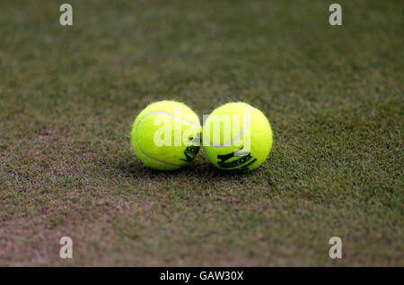 Slazenger Wimbledon Tennisbälle am Tag acht der Wimbledon Championships bei den All England Lawn Tennis and Croquet Club, Wimbledon. Stockfoto