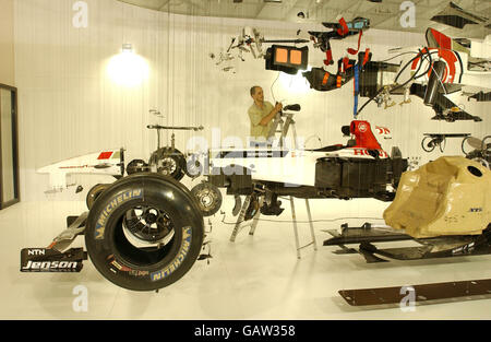 Paul Veroude bringt den letzten Schliff seiner Arbeit, "View Suspended", eine explodierte Ansicht eines Honda Racing Formel-1-Autos, auf der British International Motor Show in Excel, East London. Stockfoto