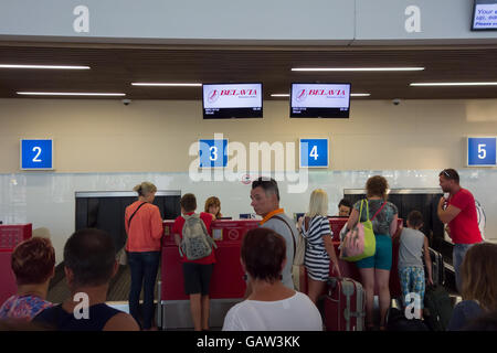 Burgas, Bulgarien - 19. Juni 2016: Fluggäste Schlange für Registrierung auf dem Flug Stockfoto