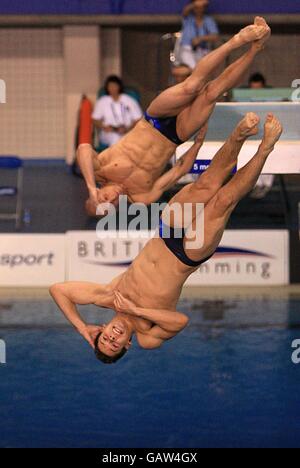 Tauchen - Fina Diving World Series 2008 - Tag Zwei - Teiche Schmiede. Die Briten Ben Swain und Nichola Robinson-Baker tauchen ein Stockfoto