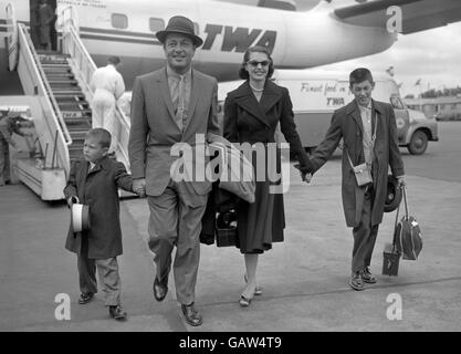 Der Filmschauspieler Tony Martin und seine Frau, Schauspielerin und Tänzerin Cyd Charisse kamen heute (Samstag) mit den Kindern Nicky Charisse, 14, und Tony Martin Jnr, der fünf ist, vom Flughafen London aus an. Stockfoto