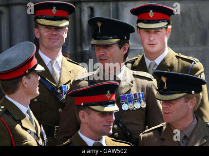 Prinz Harry (oben rechts) fährt nach einer Militärparade entlang der Royal Mile, Edinburgh, vom Service in St. Gilles, Edinburgh ab. Stockfoto