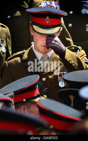 Prinz Harry verlässt den Dienst in St. Gilles, Edinburgh, nach einer Militärparade entlang der Royal Mile, Edinburgh. Stockfoto
