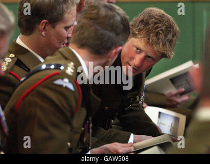 Prinz Harry bei einem Gottesdienst in St. Gilles, Edinburgh, nach einer Militärparade entlang der Royal Mile, Edinburgh, um Truppen zu ehren, die während seiner Reise durch Afghanistan gefallen sind. Stockfoto