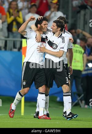 Fußball - UEFA-Europameisterschaft 2008 - Gruppe B - Österreich - Deutschland - Ernst Happel-Stadion. Der deutsche Michael Ballack (l) feiert mit seinen Teamkollegen nach dem ersten Tor Stockfoto