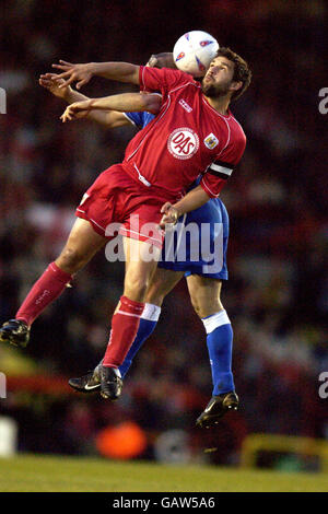 Tommy Doherty von Bristol City (vorne) und Graham Kavanagh von Cardiff City Kampf um den Ball Stockfoto