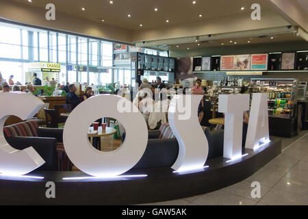 Burgas, Bulgarien - 19. Juni 2016: Reisende sitzen im Wartezimmer auf dem Flughafen warten auf ihren Flug Stockfoto