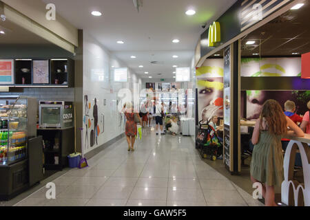 Burgas, Bulgarien - 19. Juni 2016: Reisende am Flughafen warten auf ihren Flug Stockfoto