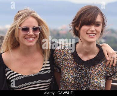 Sienna Miller (links) und Keira Knightley bei einem Fotocall für „Edge of Love“ an der westlichen Verteidigungslinie, Edinburgh Castle in Edinburgh. Der Film hat seine Weltpremiere heute Abend auf dem Festival. Stockfoto