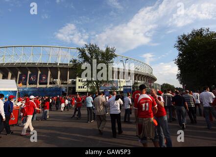 Fußball - UEFA-Europameisterschaft 2008 - Gruppe B - Österreich - Deutschland - Ernst Happel-Stadion. Österreich- und Deutschland-Fans kommen im Stadion an Stockfoto