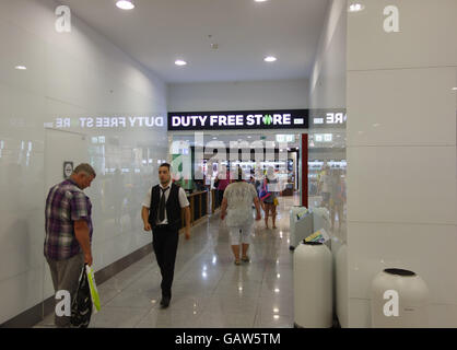 Burgas, Bulgarien - 19. Juni 2016: Duty free Shop im Flughafengebäude ist beliebt bei Reisenden Stockfoto