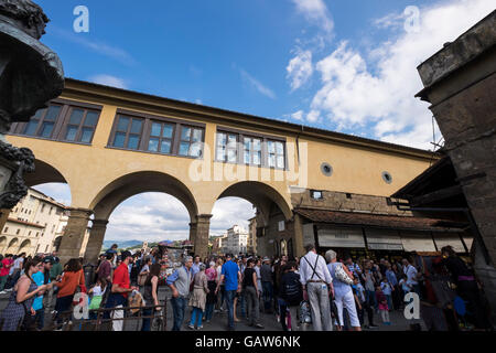 Massen von Touristen auf der Brücke Ponte Vecchio in Florenz, Toskana, Italien Stockfoto