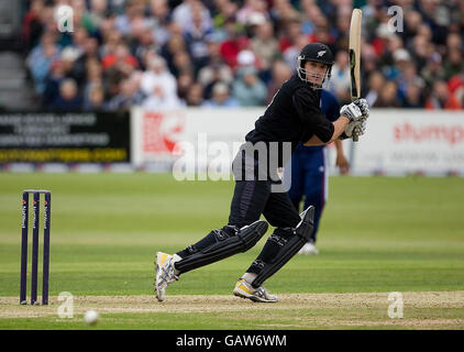 Der neuseeländische Kyle Mills kommt während der NatWest Series One Day International im County Ground, Bristol, auf den Markt. Stockfoto