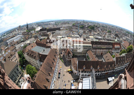 Reisestab - Schweiz - Basel. Blick auf Basel vom Gipfel des Basler Münster über die Stadt Stockfoto