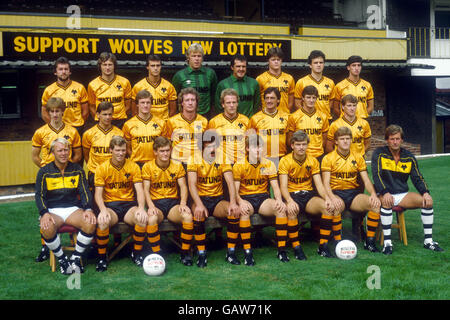 Kader von Wolverhampton Wanderers 1983/84: (Hintere Reihe, l-r) Peter Daniel, Alan Dodd, John Humphrey, Paul Bradshaw, John Burridge, John Pender, Hugh Atkinson, Mick Bennett (mittlere Reihe, l-r) Dale Rudge, Tony Towner, Mel Eves, Billy Kellock, Andy Gray, Kenny Hibbitt, Wayne Clarke, Mick Matthews (erste Reihe, l-r) Manager Graham Hawkins, Bob Coy, Paul Butler, Geoff Palmer, Ian Cartwright, Billy Livingstone, Gordon Smith, Assistant Manager Jim Barron Stockfoto