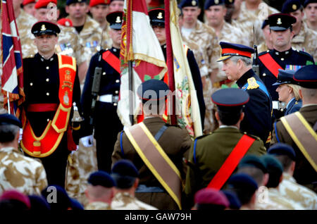 Der Prinz von Wales passiert Soldaten, nachdem er während einer Parade bei der Horse Guards Parade eine Rede gehalten hat, während die Territorialarmee 100 Jahre Dienst feiert. Stockfoto