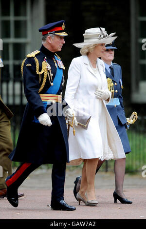 Der Prinz von Wales und die Herzogin von Cornwall treffen ein, bevor sie den Gruß feiern, während die Territorialarmee zum ersten Mal die Mall während der Feierlichkeiten anlässlich des 100-jährigen Dienstes der Territorialarmee heruntermarschieren wird. Stockfoto