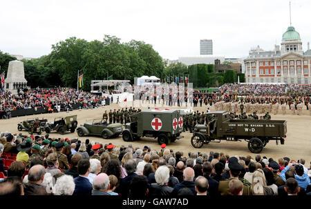 Die Territorialarmee feiert 100 Jahre Dienstzeit mit einem Festzug bei der Horse Guards Parade, an der der Prinz von Wales, die Herzogin von Cornwall und Tausende von Territorien teilnehmen. Stockfoto