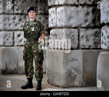 Jessica Beattie, 30, posiert für die Medien, bevor die Territorialarmee 100 Jahre Dienst feiert, mit einem Festzug bei der Horse Guards Parade, an der der Prinz von Wales, die Herzogin von Cornwall und Tausende von Territorialen teilnehmen. Stockfoto