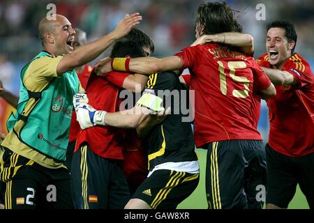 Fußball - UEFA-Europameisterschaft 2008 - Viertelfinale - Spanien - Italien - Ernst Happel-Stadion. Die spanischen Spieler feiern, nachdem Francesc Fabregas im Schießerei die Siegerstrafe erzielte. Stockfoto