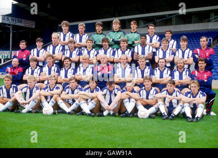 West Bromwich Albion Squad 1986-87: (Hintere Reihe, l-r) Mark Dearlove, Sean Hayward, David Powell, Stuart Naylor, Gary Leake, Colin Anderson, Andy Thompson; (zweite Reihe, l-r) Chief Scout Norman Bodell, Darren Rogers, George Reilly, Martin Dickinson, Steve Bull, Steve McKenzie, Robbie Dennison, Carlton Palmer, Barry Cowdrill, Darren Leonard; Coach Keith; (Dritte Reihe, l-r) Coach Nobby Stiles, Craig Madden, Stewart Evans, Clive Whitehead, Martyn Bennett, Manager Ron Saunders, Paul Dyson, Darren Bradley, Bobby Williamson, Tony Grealish, Physio Graham Doig; (erste Reihe, l-r) Cory Johnson, Stockfoto