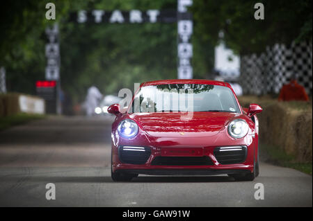 Ein Porsche 911 Turbo S fährt bergauf auf 25. Juni 2016 auf dem Goodwood Festival of Speed 2016 Stockfoto