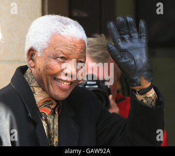 Nelson Mandela kommt am Freitag vor seinem Konzert zum 90. Geburtstag im Dorchester Hotel in London an. Stockfoto