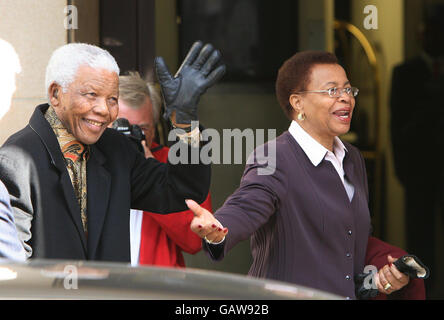 Nelson Mandela kommt am Freitag vor seinem Konzert zum 90. Geburtstag im Dorchester Hotel in London an. Stockfoto