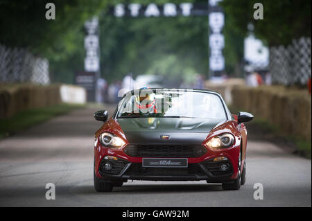 Ein Fiat Abarth 124 Spider fährt bergauf während der Super Auto laufen auf dem Goodwood Festival of Speed 2016 Stockfoto