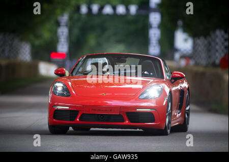 Ein Porsche 718 Boxster S treibt den Hügel hinauf in die Super Auto laufen auf dem Goodwood Festival of Speed 2016 Stockfoto