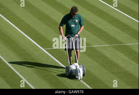 Tennis - Wimbledon Championships 2008 - Tag 1 - The All England Club. Während der Wimbledon Championships 2008 im All England Tennis Club in Wimbledon malt ein Mann auf dem Gelände die Linien. Stockfoto