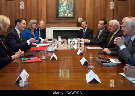 Kanzler George Osborne (zweiter von links) beruft ein Treffen mit senior Banker (v.l.) Frau Jayne Anne Gadhia, Jungfrau, Harriet Baldwin, Alan Dickinson, Lloyds, Craig Donaldson, Metro, John McFarlane, Douglas Flint, HSBC und Sir Howard Davies, RBS, in 11 Downing Street in London. Stockfoto