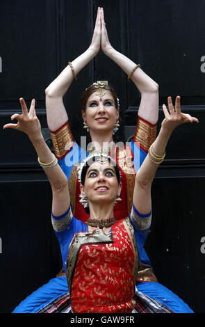 Das Invasian Festival in Edinburgh. Karen Watts und Merav Israel von Dance Ihayami starten das Invasian Festival in Edinburgh. Stockfoto