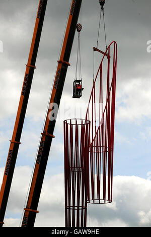 Arbeiter fügen die Spitze des Aspire Tower am Jubille Campus, Nottingham University, Großbritanniens größtes freistehendes Kunstwerk hinzu Stockfoto