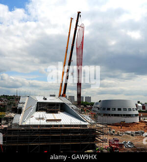 Arbeiter fügen die Spitze des Aspire Tower am Jubille Campus, Nottingham University, Großbritanniens größtes freistehendes Kunstwerk hinzu Stockfoto