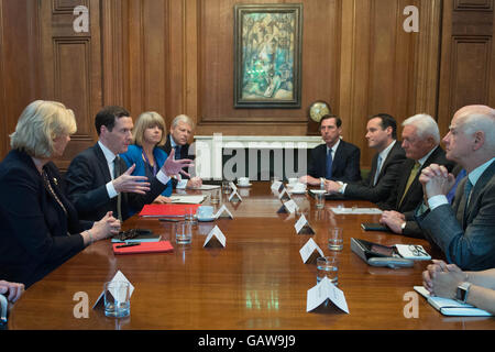 Kanzler George Osborne (zweiter von links) beruft ein Treffen mit senior Banker (v.l.) Frau Jayne Anne Gadhia, Jungfrau, Harriet Baldwin, Alan Dickinson, Lloyds, Craig Donaldson, Metro, John McFarlane, Douglas Flint, HSBC und Sir Howard Davies, RBS, in 11 Downing Street in London. Stockfoto