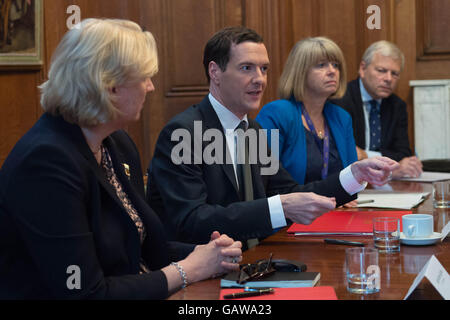 Kanzler George Osborne (zweiter von links) beruft ein Treffen mit senior Banker (v.l.) Frau Jayne Anne Gadhia, Jungfrau, Harriet Baldwin und Alan Dickinson, Lloyds in 11 Downing Street in London. Stockfoto