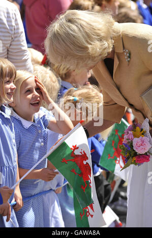 Die Herzogin von Cornwall trifft auf Kinder der Solva-Schule während ihres Besuchs in der Solva Woolen Mill, Solva, Wales. Stockfoto