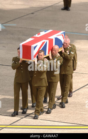 Die Leichen von vier Soldaten, die letzte Woche in Afghanistan getötet wurden, darunter die erste Soldatin der CPL Sarah Bryant und ihre Kollegen CPL Sean Reeve LCpl Richard Larkin und Paul Stout passieren Wotton Bassett, Wiltshire nach ihrer Rückkehr nach RAF Lyneham, Wiltshire. Stockfoto