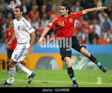 Fußball - UEFA-Europameisterschaft 2008 - Gruppe D - Griechenland - Spanien - Wals Siezenheim Stadium. Der spanische Ruben De la Red (r) treibt das Ausgleichsziel nach Hause Stockfoto