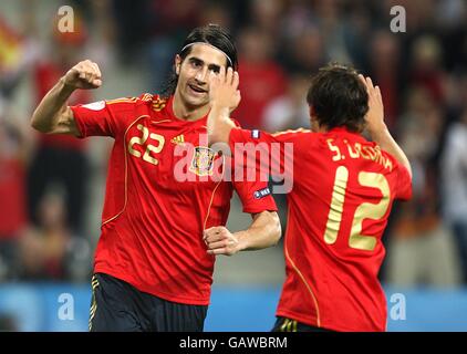 Fußball - UEFA-Europameisterschaft 2008 - Gruppe D - Griechenland - Spanien - Wals Siezenheim Stadium. Der spanische Ruben De la Red feiert mit seinem Teamkollegen Gonzalez Santi Cazorla (r), nachdem er das Ausgleichstreffer nach Hause gebracht hat Stockfoto