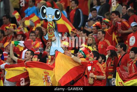 Fußball - UEFA-Europameisterschaft 2008 - Gruppe D - Griechenland - Spanien - Wals Siezenheim Stadium. Spanische Fans feiern den Sieg ihrer Mannschaft über Griechenland Stockfoto