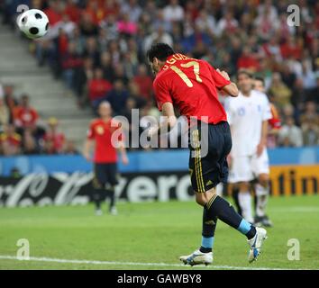 Fußball - UEFA-Europameisterschaft 2008 - Gruppe D - Griechenland - Spanien - Wals Siezenheim Stadium. Der Spanier Daniel Guiza führt das Siegertor an Stockfoto