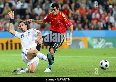 Um die griechischen Paraskevas Antzas (l) und den spanischen Daniel Guiza kämpfen Der Ball Stockfoto