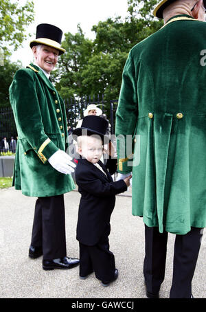 Der vierjährige Matthew Gorham aus Gillingham kommt zum Ladies Day auf der Ascot Racecourse, in der Grafschaft Bekshire. Stockfoto