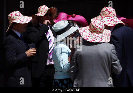 Pferderennen - The Royal Ascot Meeting 2008 - Tag Drei - Ascot Racecourse. Rennfahrer während des Ladies Day auf der Ascot Racecourse, Bekshire. Stockfoto