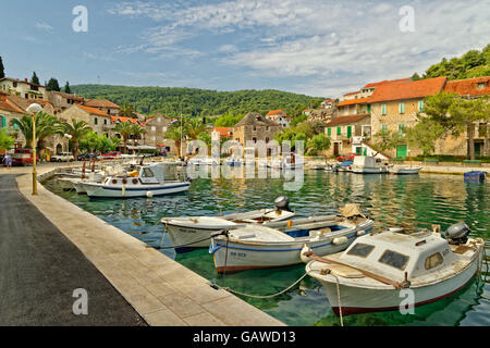 Kleine Fischerboote festgemacht am Dorf Kai von Stomorska auf der Insel Solta in Kroatien. Stockfoto