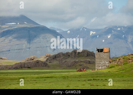 Verfallene Wirtschaftsgebäude in Süd-Ost-Island. Stockfoto